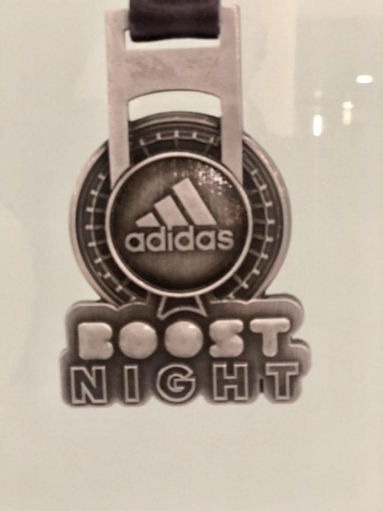 medalla adidas boost night